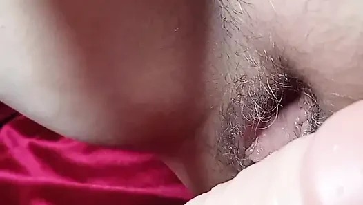 Жена шлюшка толкает дилдо глубоко внутрь, пока не сделает большой сквирт