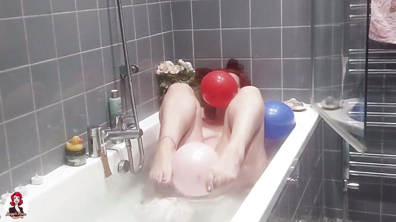 Banyo yapıyor ve balonlarla oynuyor