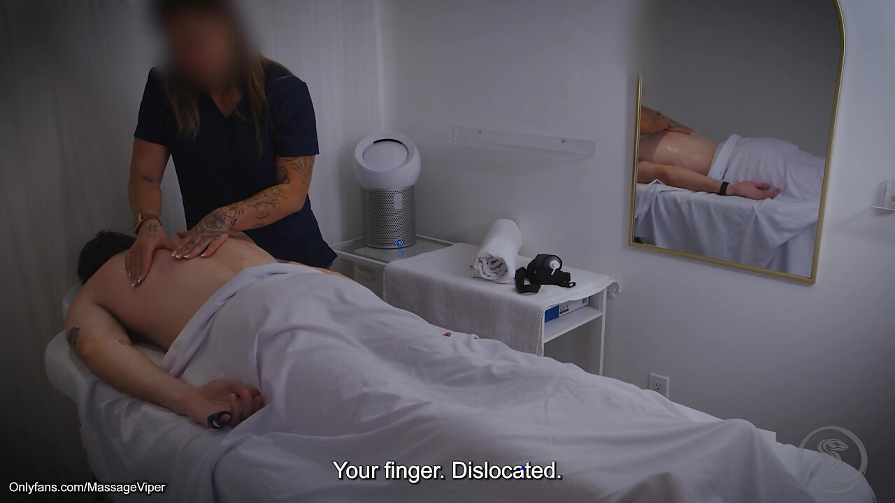 按摩毒蛇 - 老客戶嘗試新的靈活按摩師並玩弄她的屁眼
