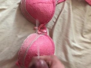 射在我妻子的粉色胸罩上