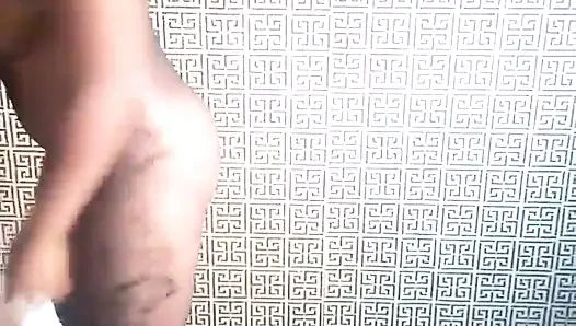 Bayan erkeğinin eve gelmesini beklerken salatalık ile bitiyor.