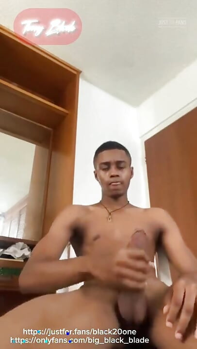 你和我都同意, 这是一次多汁的射精, 有很多精液, 英俊的大黑鸡巴男孩自慰