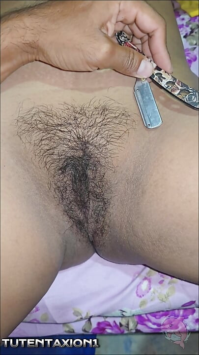 Cuñada se deja afeitar la vagina peluda para luego meterle verga