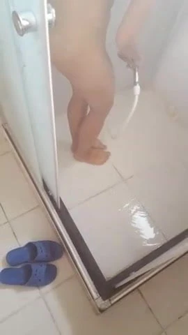 Banyoda Sakso Cektiriyor