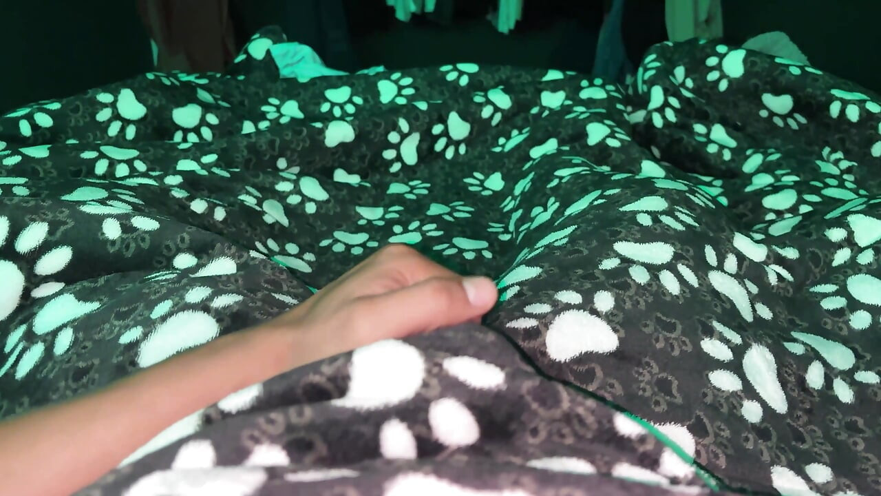 Üvey kız kardeş odama çıplak giriyor ve her şey kontrolden çıkıyor