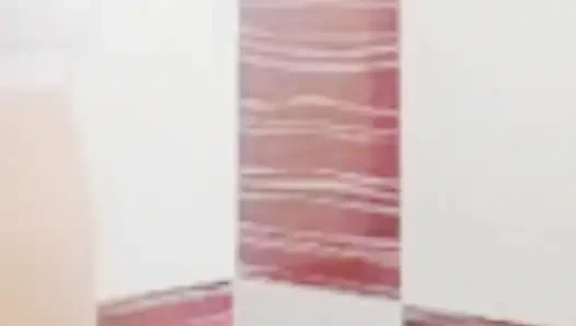 Индийскую деревенскую дези застукали за мастурбацией во время принятия ванн