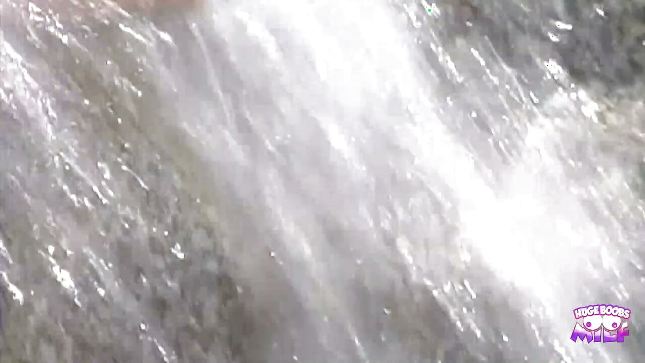 Bootylicious blonde se fait baiser passionnément au bord de la piscine et se fait éjaculer sur le visage