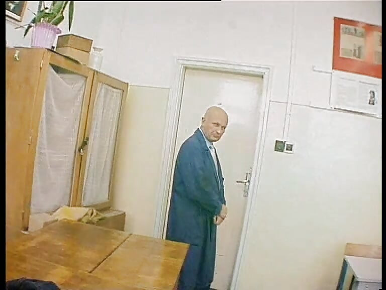 Sunahre balon vali chhatra ki tichar dvara tangon ki jordar chudaee