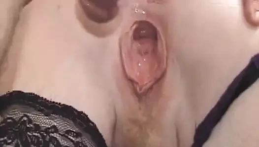 Бабушка принимает несколько членов во все ее дырки