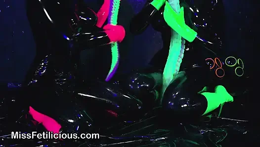 Bermain dalam kegelapan dengan dildo tentakel besar kami