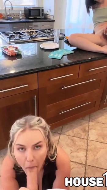 「HouseHumpers My Wife Walks In The Agent Sucking My Dick And Joins」の感動的な瞬間