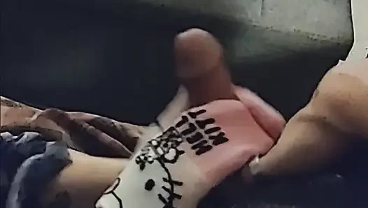 Footjob kaus kaki pokemon seksi dengan kaus kaki & hello kitty lagi asik ngocok kontol dengan kaus kaki