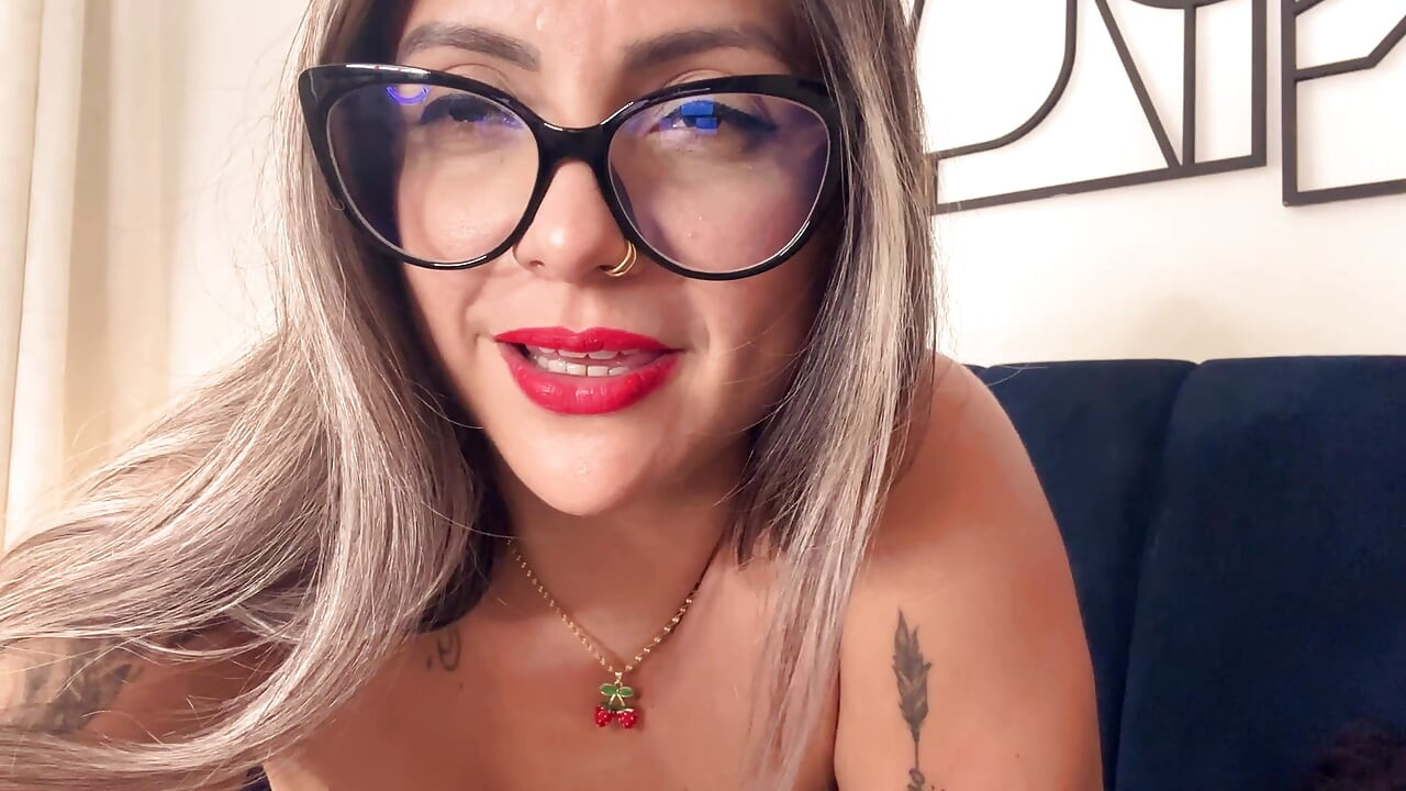 Colombian woman seduces her partner via video call until orgasm
