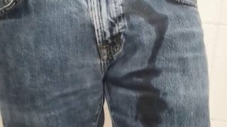 Мокрые джинсовые шорты