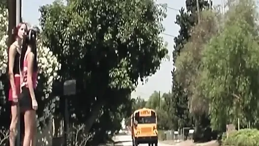 Сессия траха пальцами и лизания татуированной брюнетки в автобусе