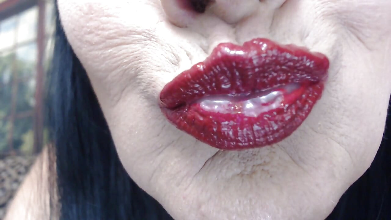 Große glänzende rote lippen