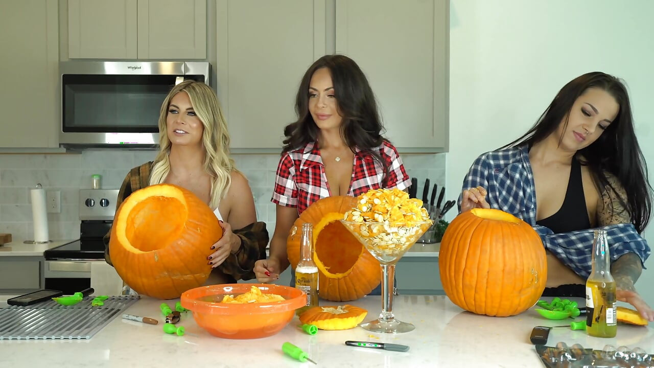 Kiki Mariah_970 Evelin Carve Pumpkins Nude Photoshoot After