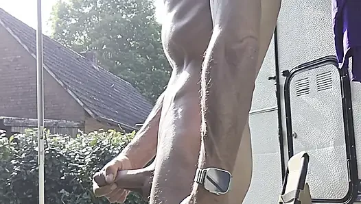 Dünner junge pisst und sperma gleichzeitig. Sperma und pisse fließt von großem schwanz im freien