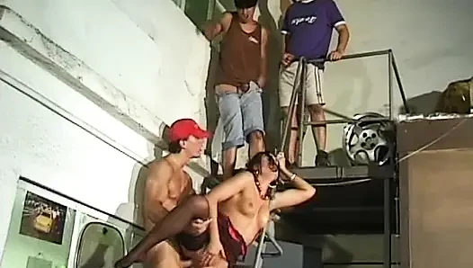 Hübsche deutsche hure wird in einem super gangbang im lagerhaus hart gefickt