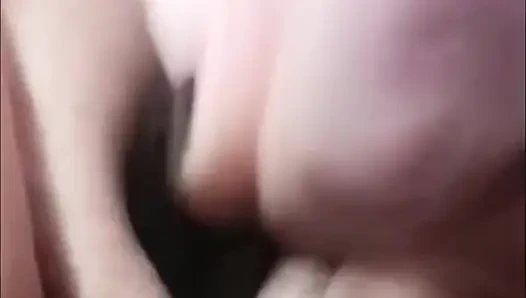 Masturbuje her dildo