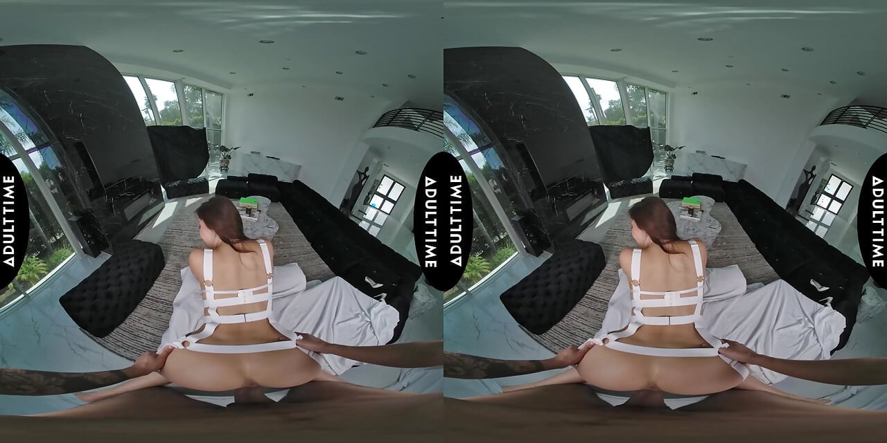 ВБЛИЗИ VR - Nicole Doshi берет контроль в наезднице VR видео от первого лица с хардкорной скачкой с большими сиськами