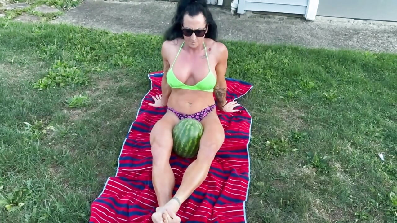 Domination avec la MILF musclée de la pastèque de Kandys