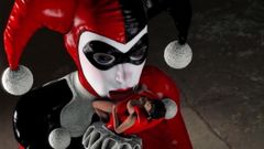 Giant Harley Quinn isst Catwoman