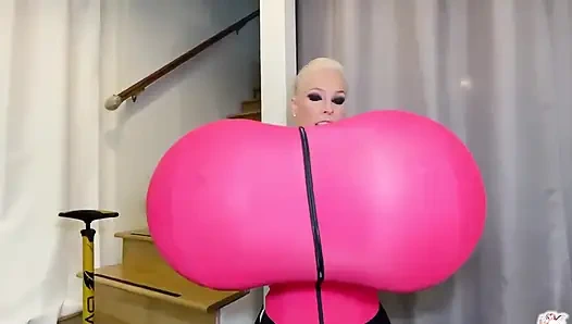 İşte ilk meme büyütme içeriğimin bir tbt'sı "lastiğim yerine göğüslerimi şişiriyorum!"