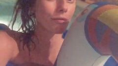 Kaya Scodelario in einem Pool, Selfie-Video.