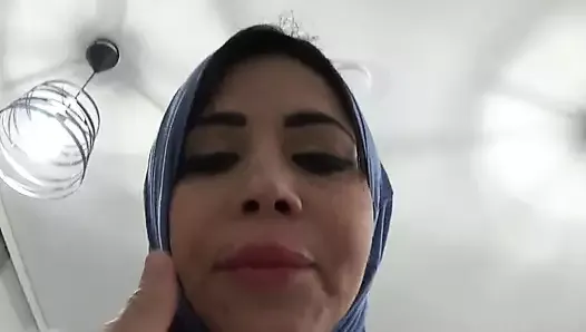 Une maman arabe excitée et sexy à gros cul se fait baiser