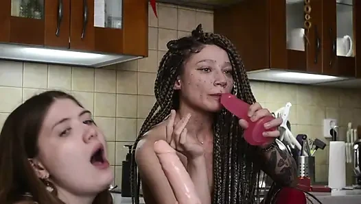 Threesome, hardcore, dan bebas dari mana sperma menetes - lesbian sweets