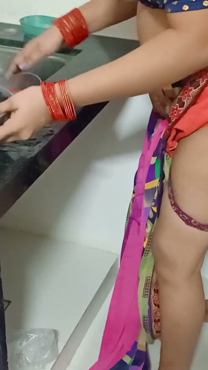 Bartan dho rahi hai andar bai are muze pani pina hai | Clip 1