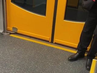 Starý velký chlap s knírkem na vlakovém nádraží