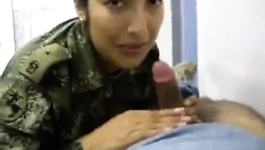 Amateur ejército chica mamada