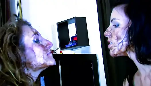 Charlotte ve Jordanne üçlü seks yapıyor ve anal seks yapıyor