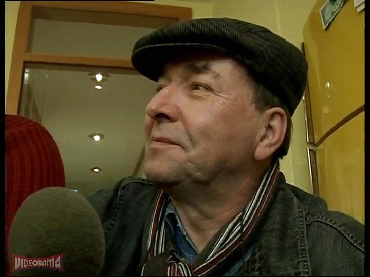 Couple de nerds faisant l’amour devant la caméra