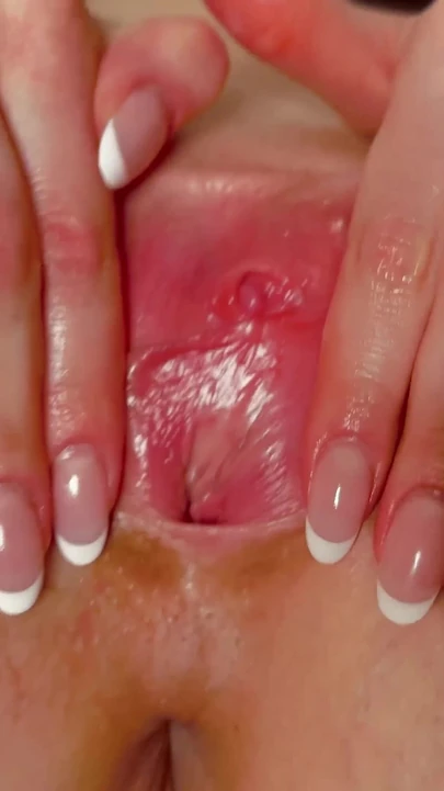 Rubia cachonda Greta se mete los dedos en el coño como una puta ansiosa!