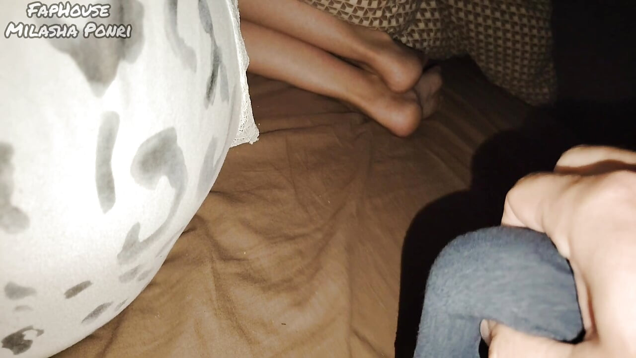나는 몰래 자위하며 의붓여동생 발에 사정했다.