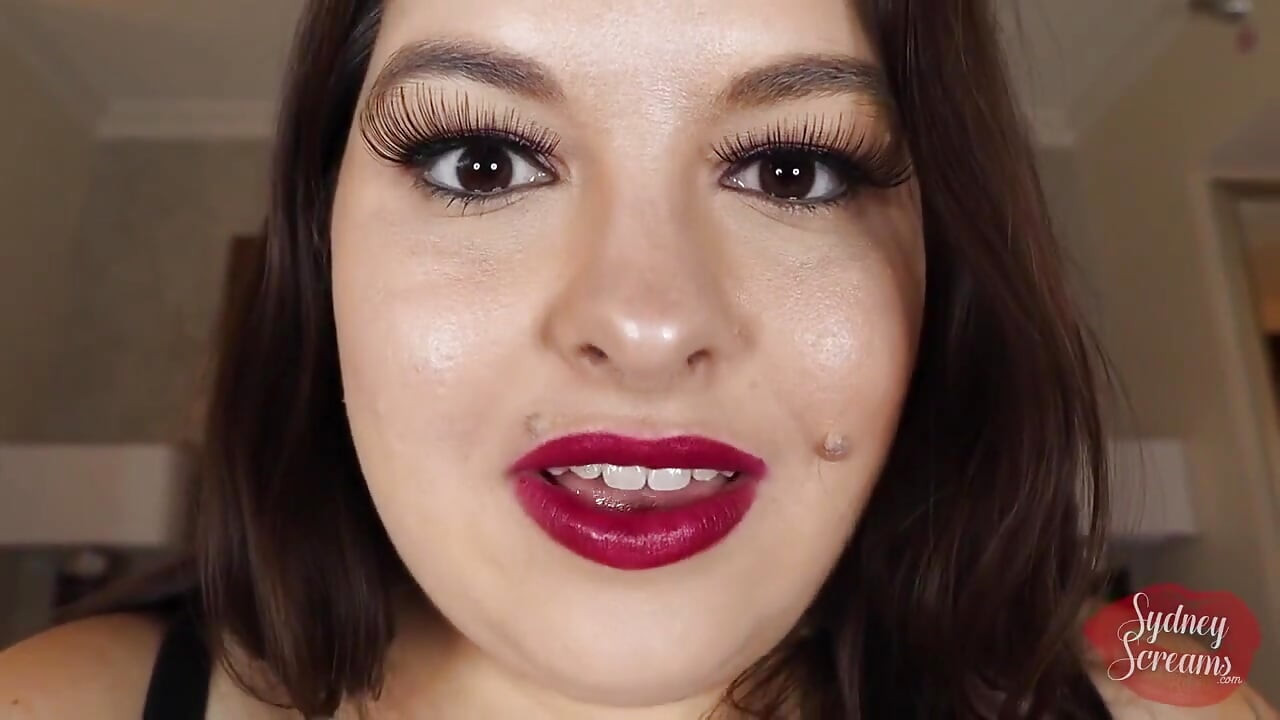 Hladová Obryně si hraje se svým jídlem