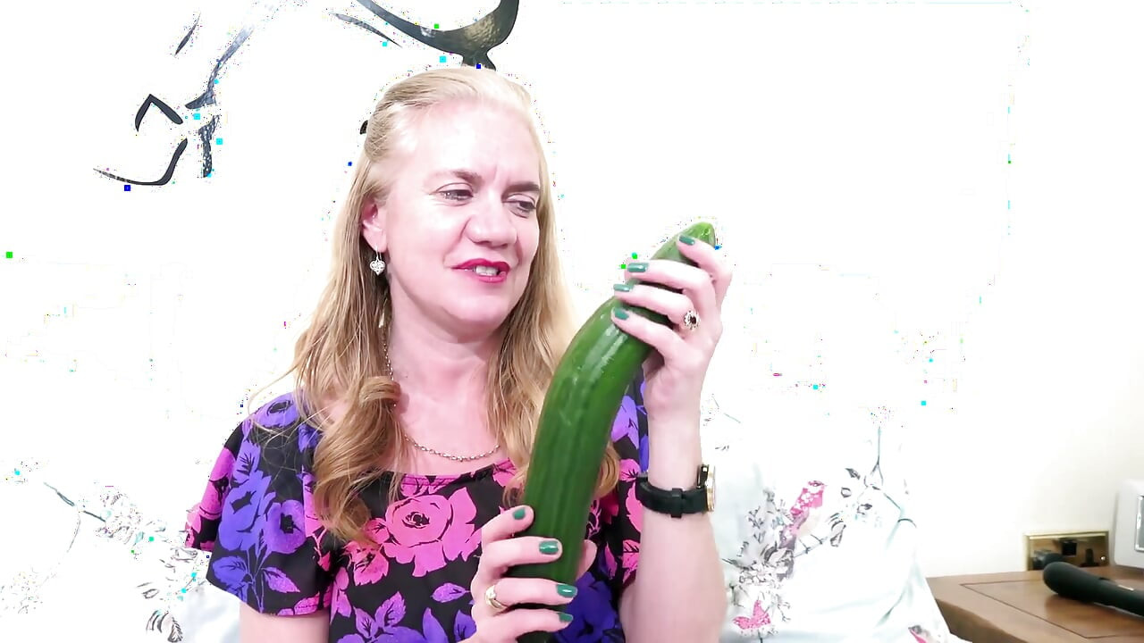 Lily May uživa u masturbaciji hranom