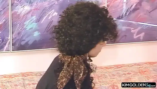 Leidenschaftlicher Couch-Sex mit lockiger Verfuehrerin