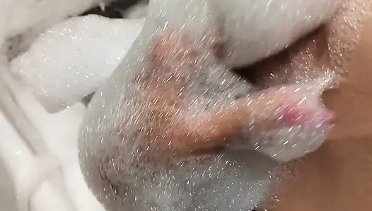 Büyük memeli üvey kız köpük banyoda