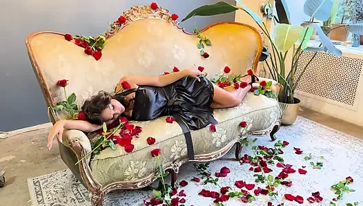 Güllü kanepede siyah elbiseli güzel Monika Fox