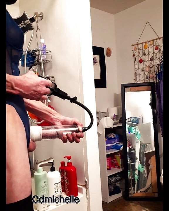 クロスドレッサーのミシェルが違うボディスーツを試着しています