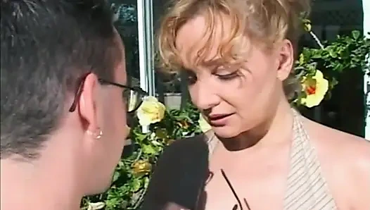 İri göğüslü sarışın orta yaşlı seksi kadın bahçede büyük yarağı yalıyor