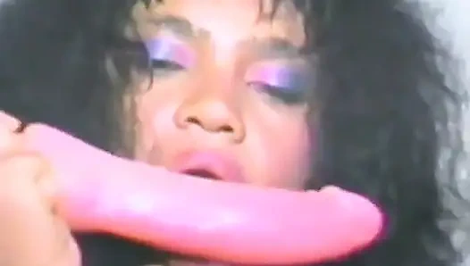 Чернокожая крошка трахает себя множеством дилдо