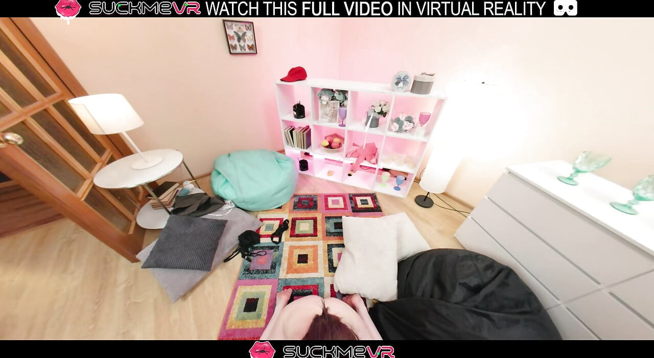 Morena Lucy Strindew nua na cama brinca com pau grande em VR