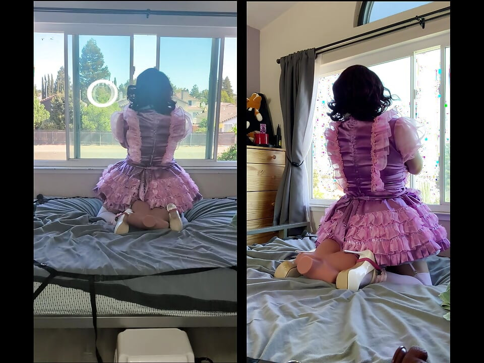 Mucama mariquita de satén rosa monta su juguete sexual de muñeca mientras está bloqueada