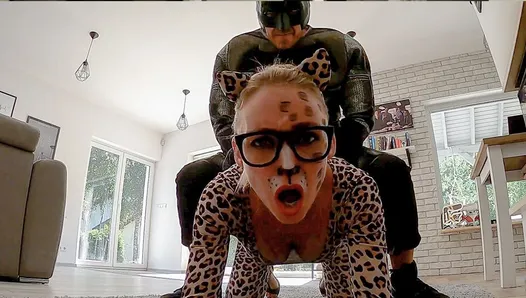 Косплей порно в любительском видео: Бэтмен наказывает грязную женщину-кошку
