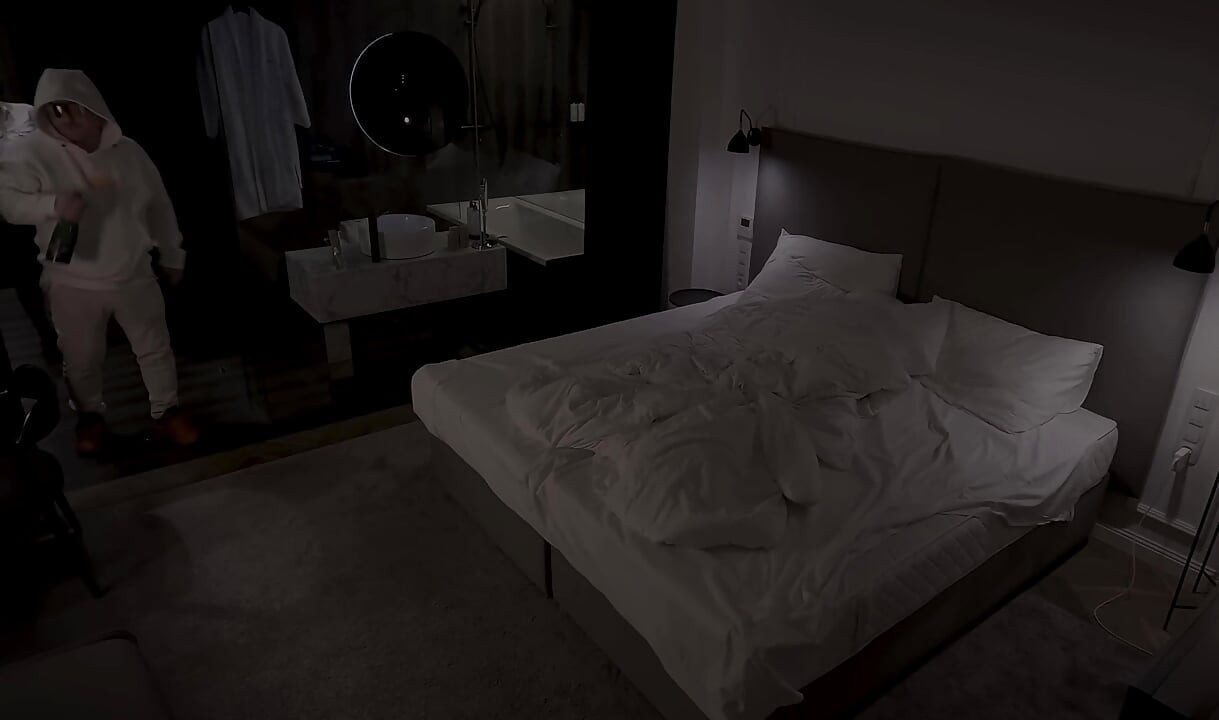 Kåta styvmamma delar säng, på hotell med styvson efter fest Dada Deville, riktig amatör MILF